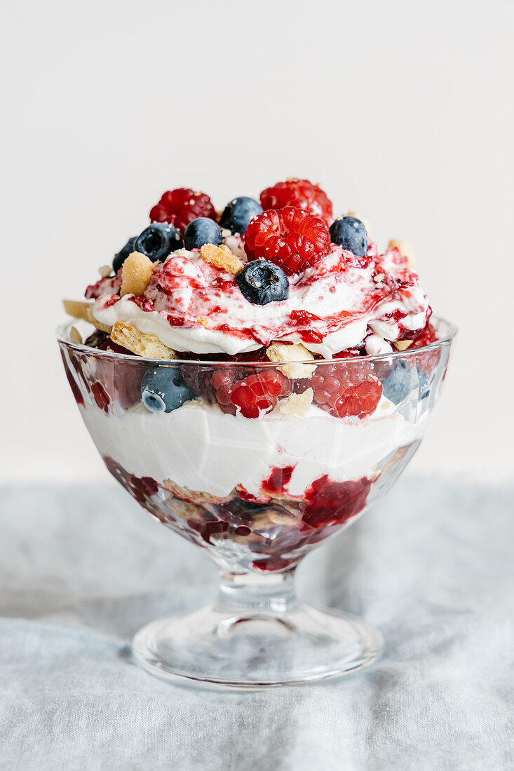 Trifle mit Vanille-Shortbread, Sahne, Baiser, Himbeeren und Blaubeeren