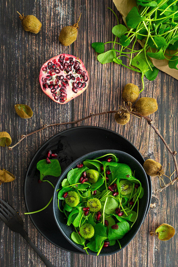 Purslane salad with kiwi and pomegranate seeds