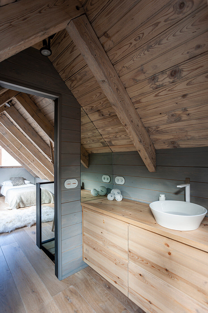 Waschtisch aus Holz in Bad Ensuite mit Blick ins Schlafzimmer