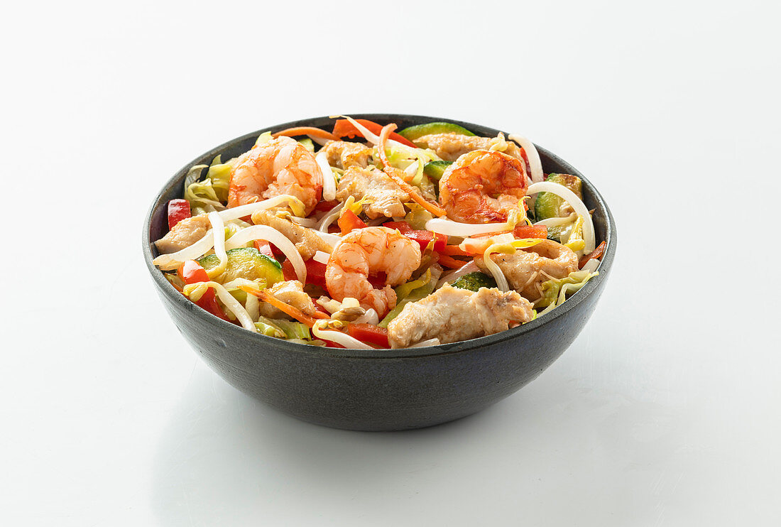 A bowl with shrimps, chicken, soya sprouts and vegetables