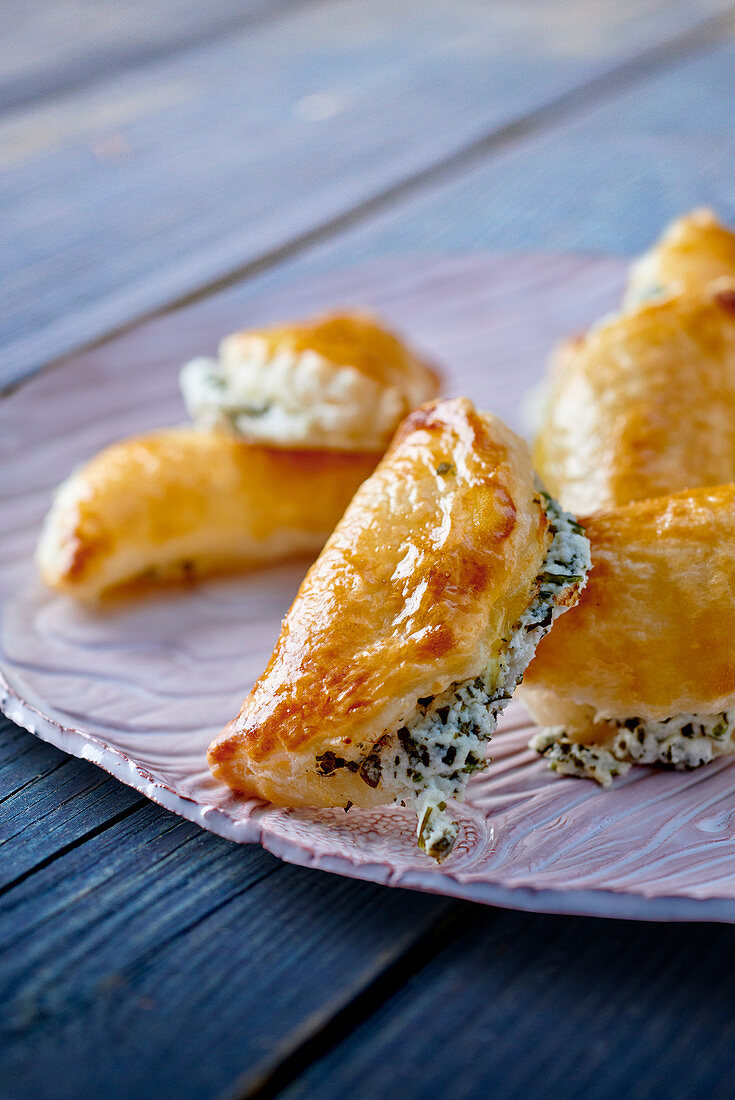 Goat's cheese puff pastries with thyme and thyme honey