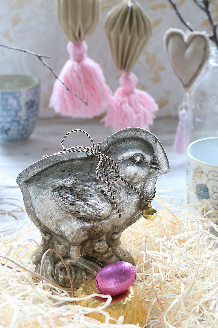 Vintage-style Easter arrangement with old, chick-shaped cake mould