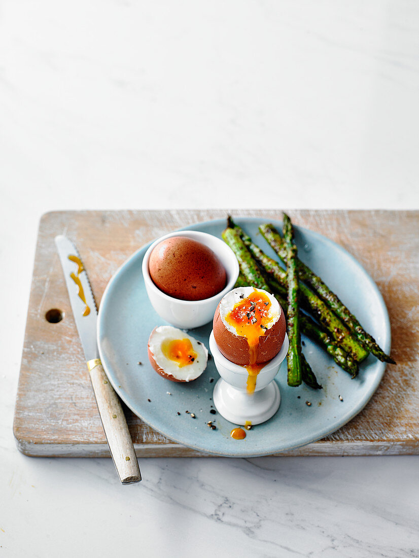 Boiled eggs with spiced asparagus soldiers