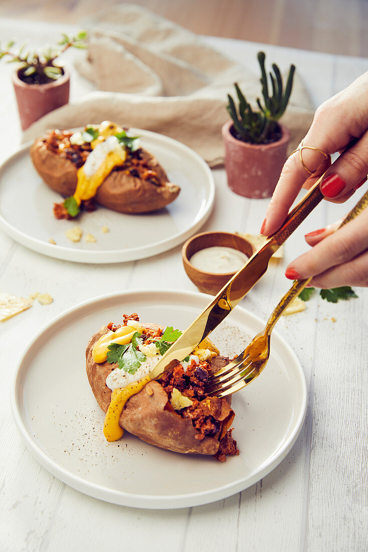 Gefüllte Süßkartoffeln mit Walnuss-Möhren-Chili (vegan)