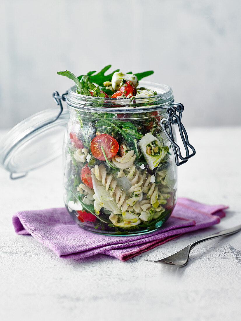 Pasta and pesto salad in the jar