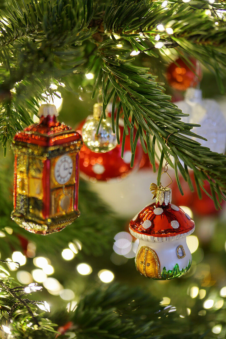 Fliegenpilz und Turm als Christbaumanhänger, funkelnde Lichter