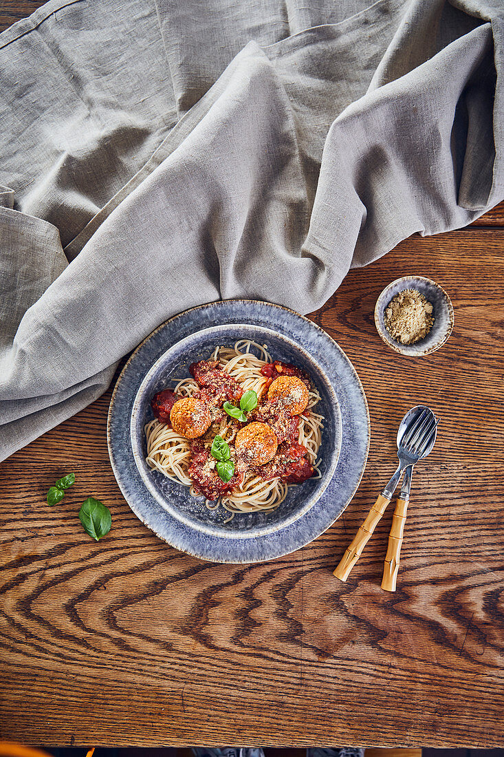 Spaghetti with tomato sauce and vegan soya-rice 'meatballs'