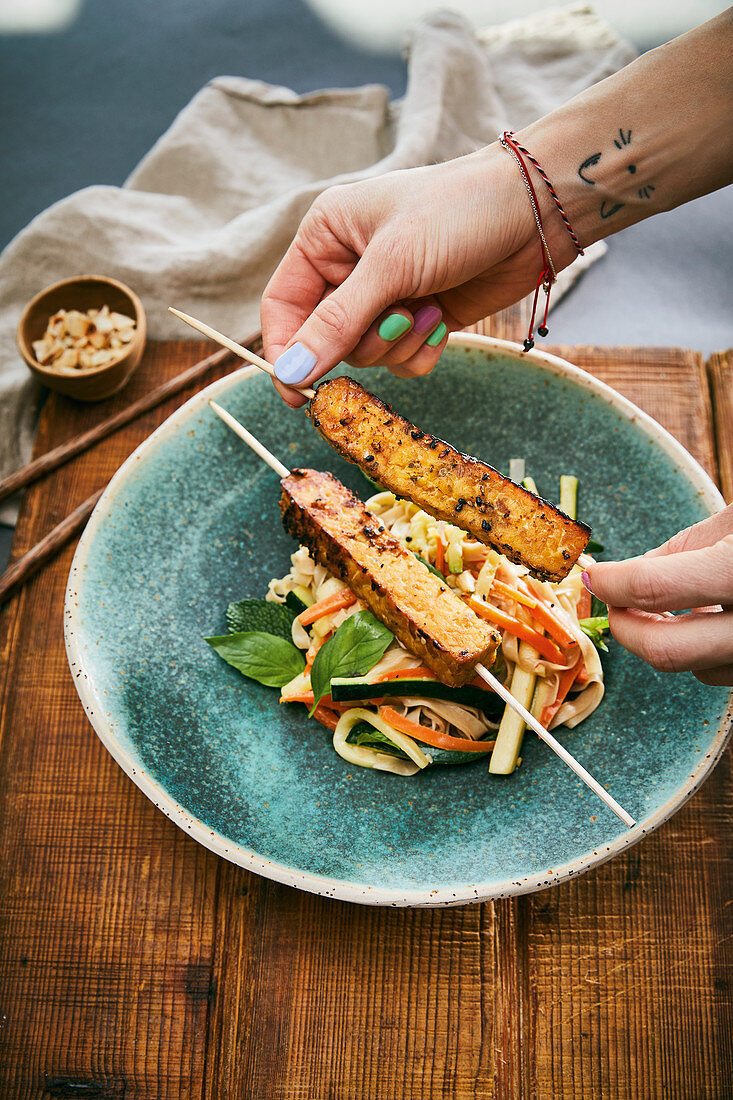 Pad Thai mit Cashewkernen und mariniertem Sesam-Tempeh (vegan)