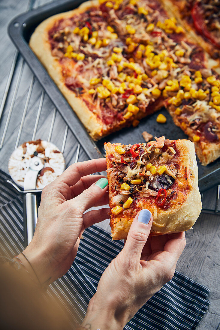 Vegan jackfruit 'tuna' pizza