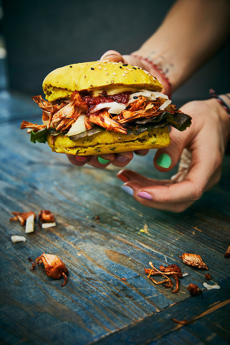 Veganer Pulled-BBQ-Jackfruit-Burger