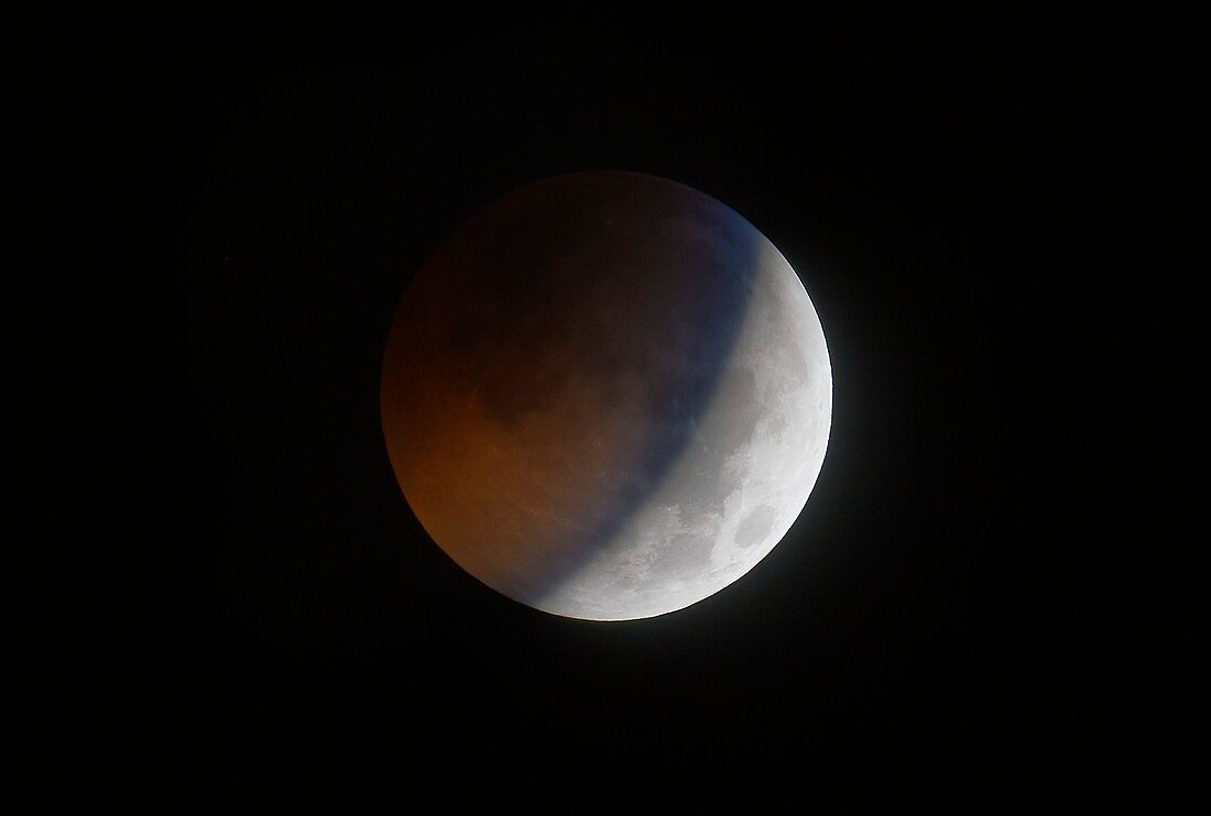 Total lunar eclipse near totality, January 2019