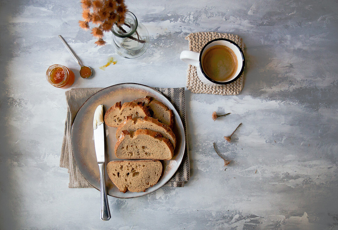 Sauerteigbrot, in Scheiben geschnitten