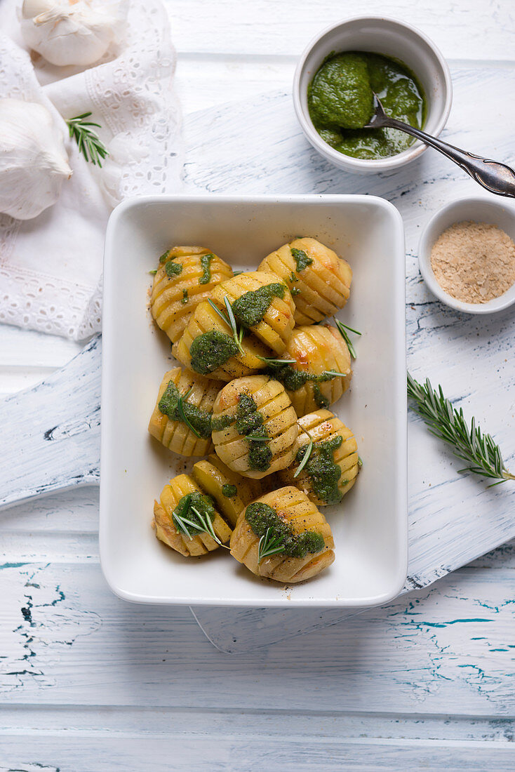 Hasselback-Kartoffeln mit Rosmarin, grünem Pesto und Würzhefeflocken