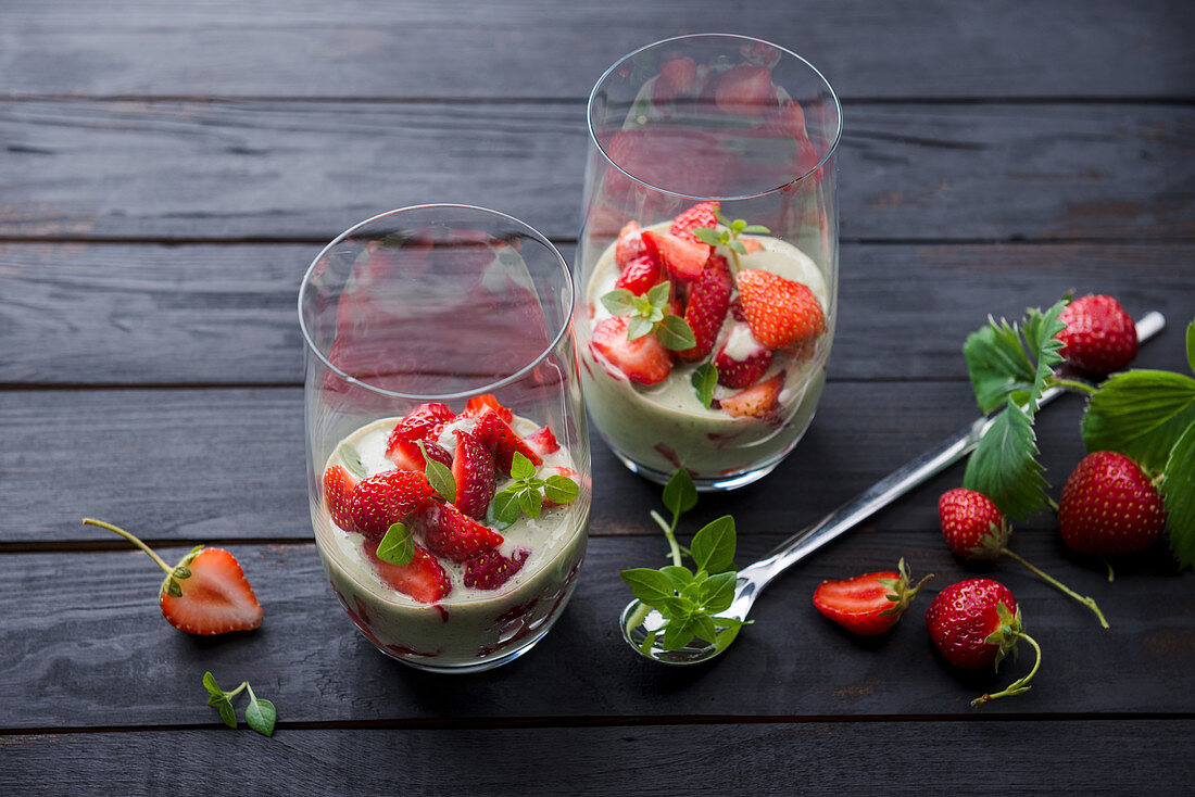 Veganer Basilikum-Joghurt mit Erdbeeren