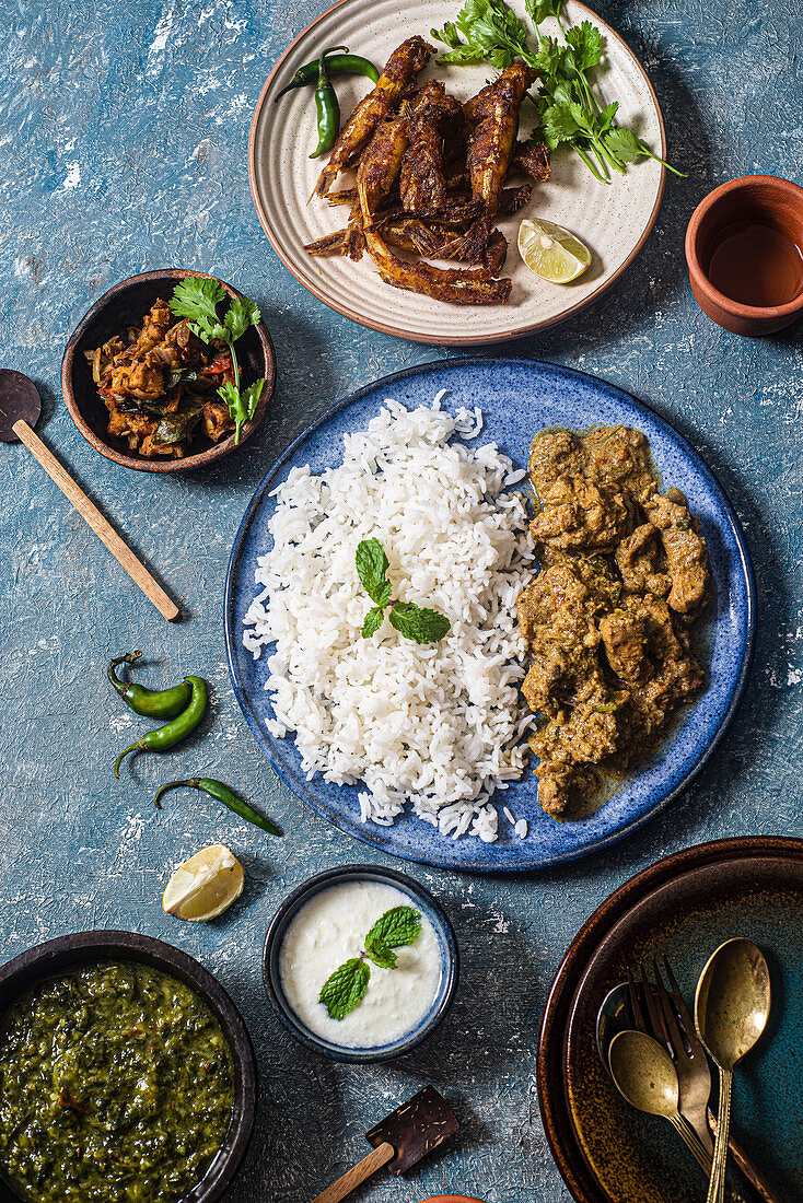 Hähnchen-Kokos-Curry mit Reis und gebratene Sardellen (Indien)