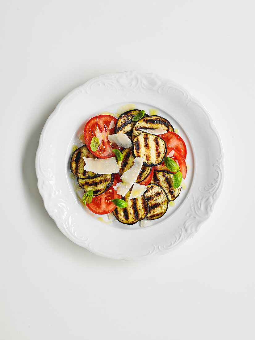 Gegrillter Auberginensalat mit Tomaten und Parmesan