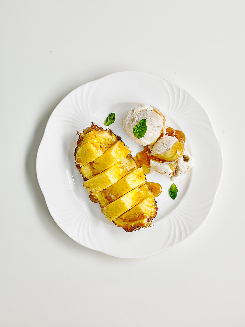 Beschwipste Ananas mit Eiscreme