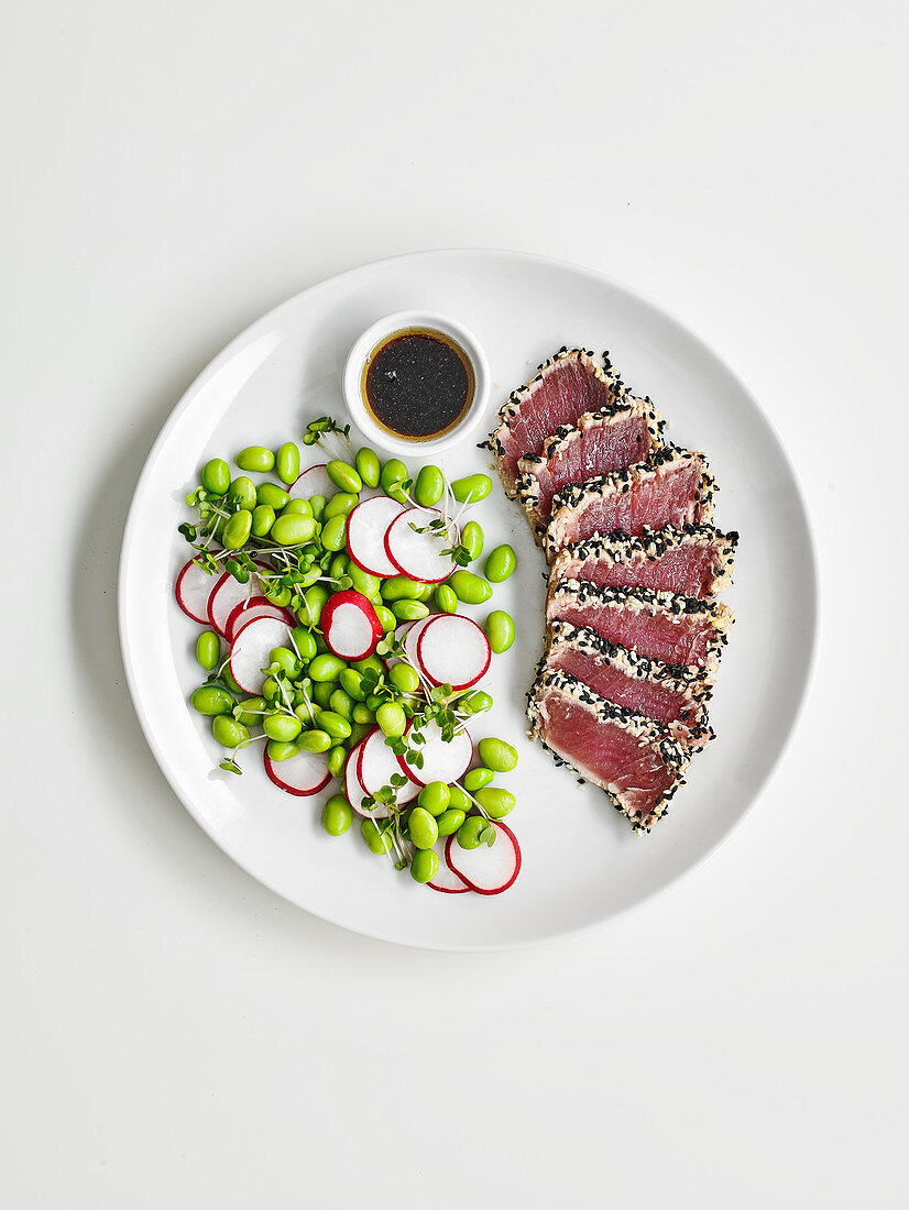 Thunfisch-Tataki mit Edamame-Radieschen-Salat