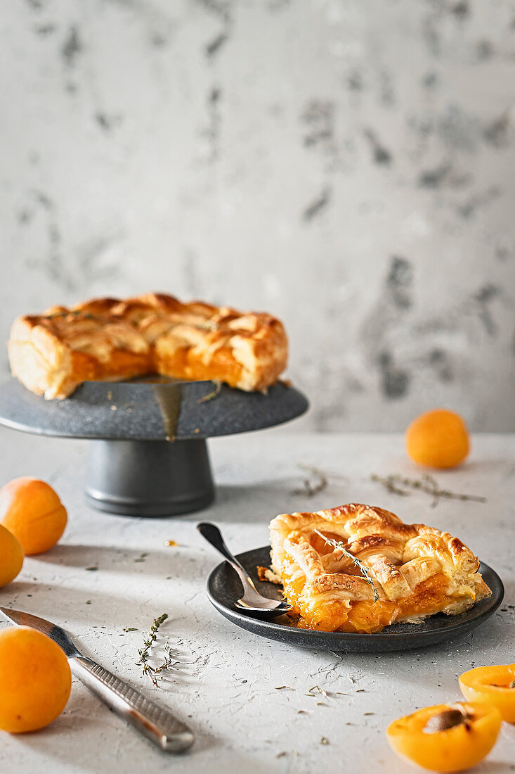 Apricot pie with thyme