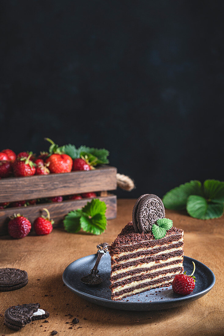 Schokoladen-Schichtkuchen und Erdbeeren