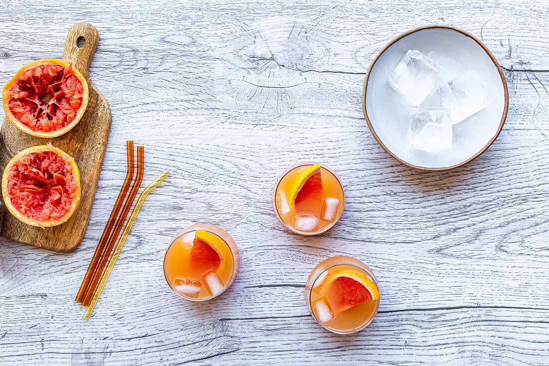 Rosa Grapefruit-Wodka-Cocktail mit Eiswürfeln