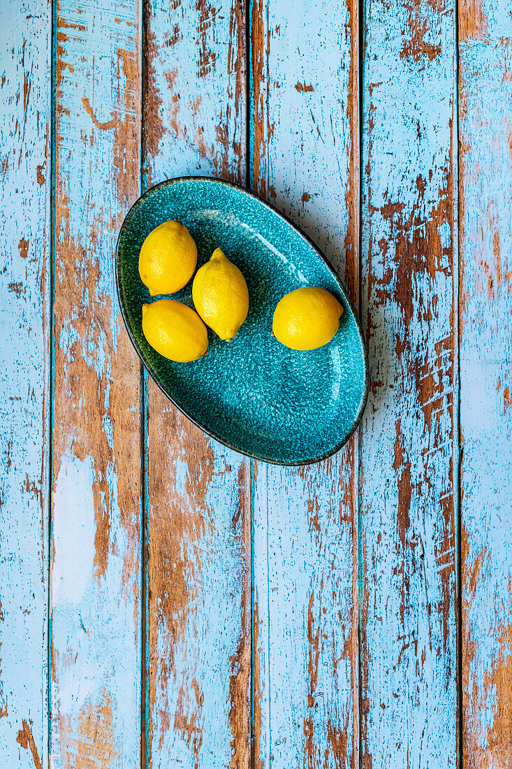 Zitronen auf blauem Teller