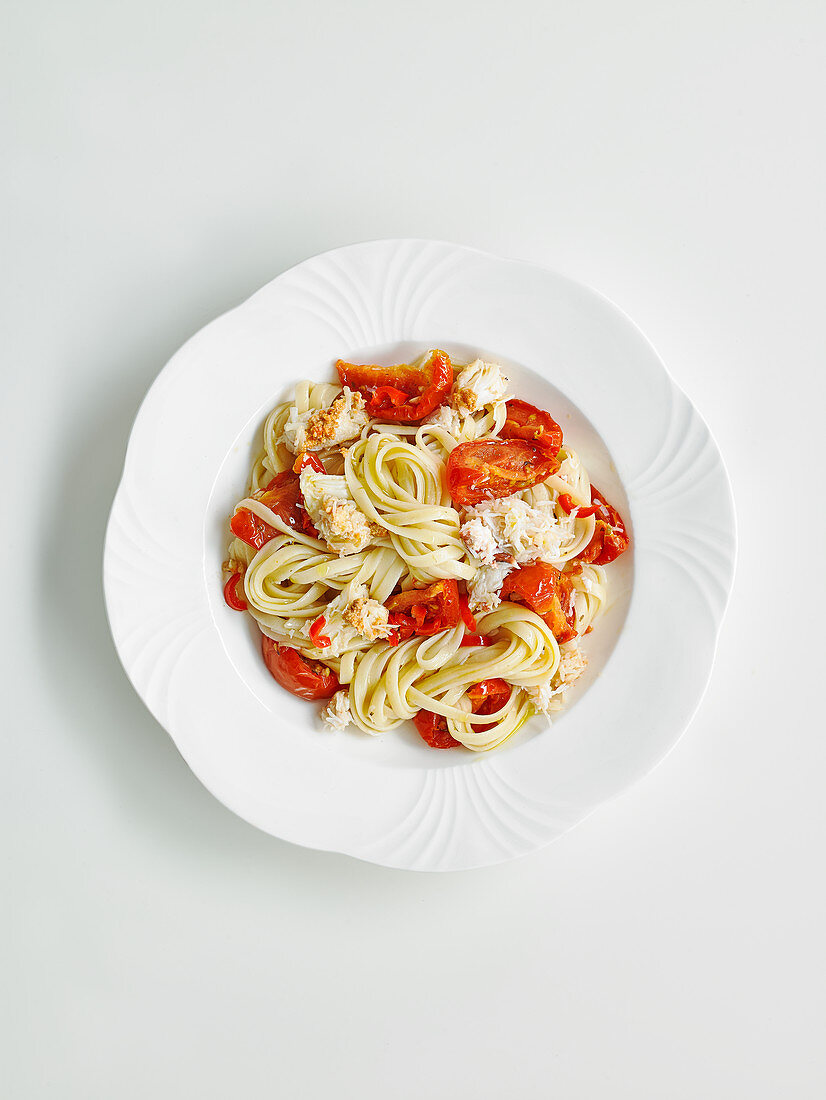 Linguine with crab meat and tomatoes
