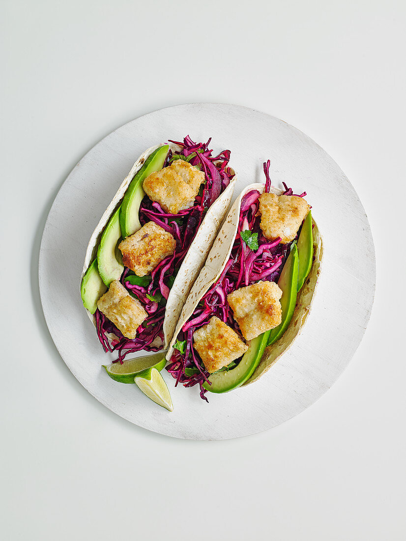 Tacos mit Rotkohlsalat, Avocado und Fisch