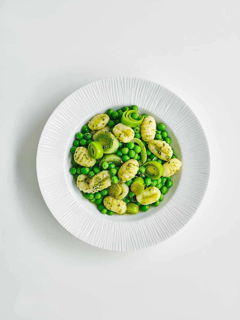 Gnocchi mit Erbsen, Lauch und Pesto