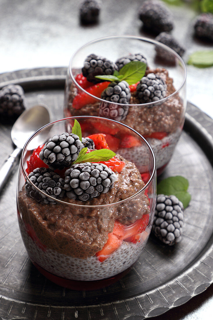 Schokoladencreme mit Chiasamen und Beeren im Glas