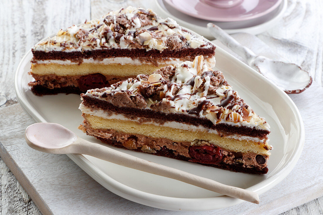 Geschichteter Kaffeekuchen mit Kirschen und Rosinen