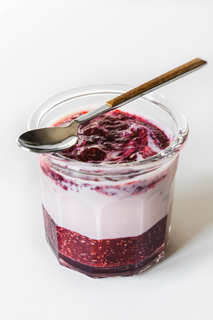 Kirsch-Chia-Marmelade und Joghurt