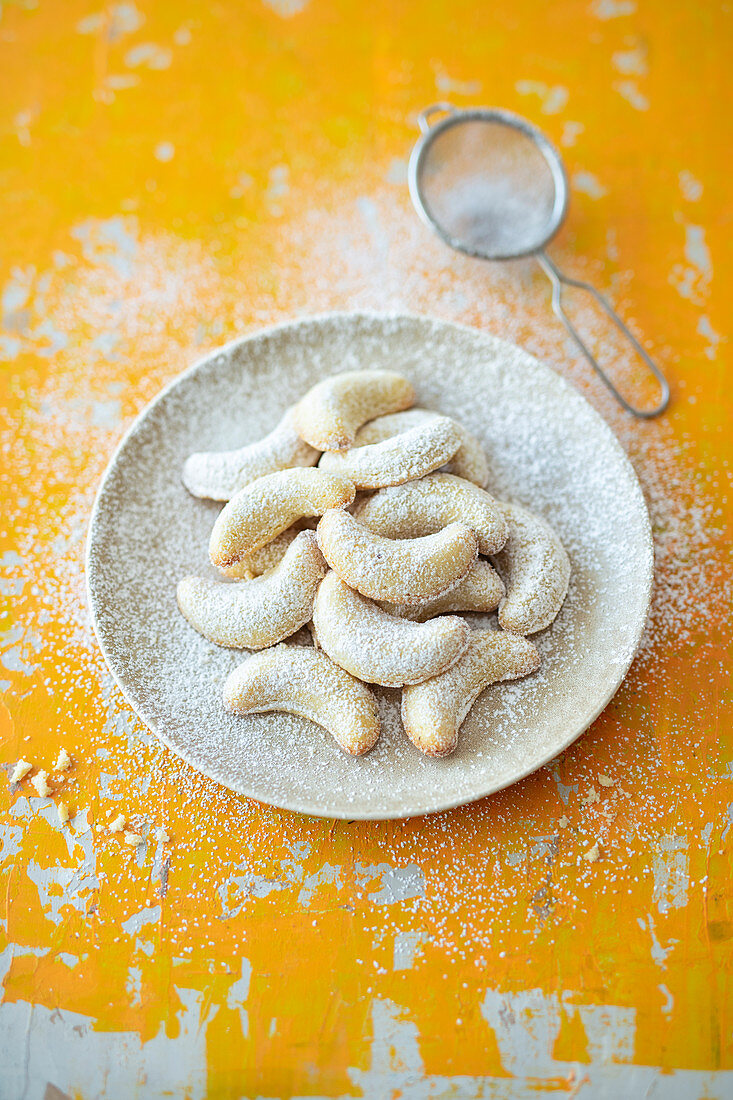 Vegan vanilla crescent biscuits with almonds and icing sugar