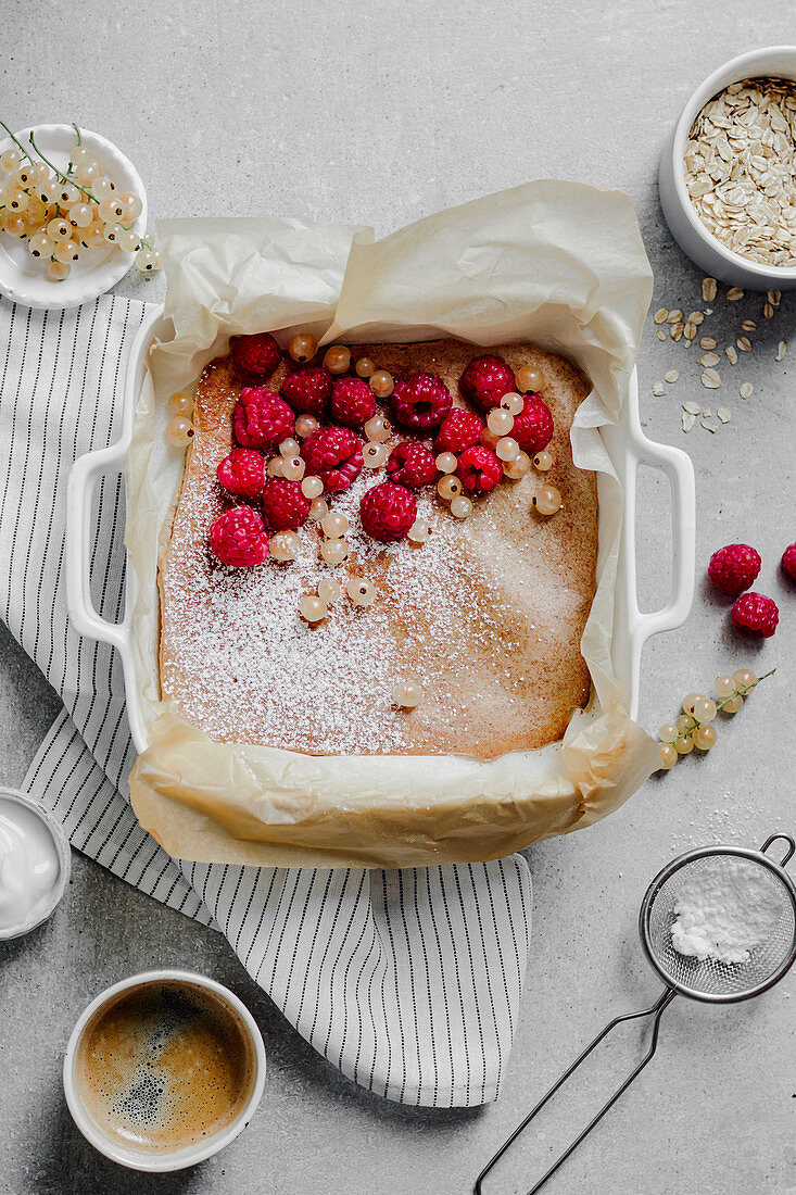 Gebackenes Haferflockenomelett mit Beeren