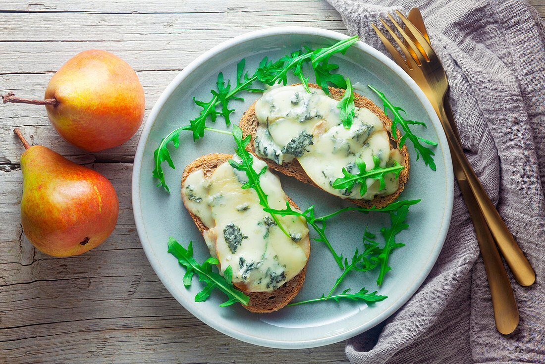 Grilled bread with pears and gorgonzola