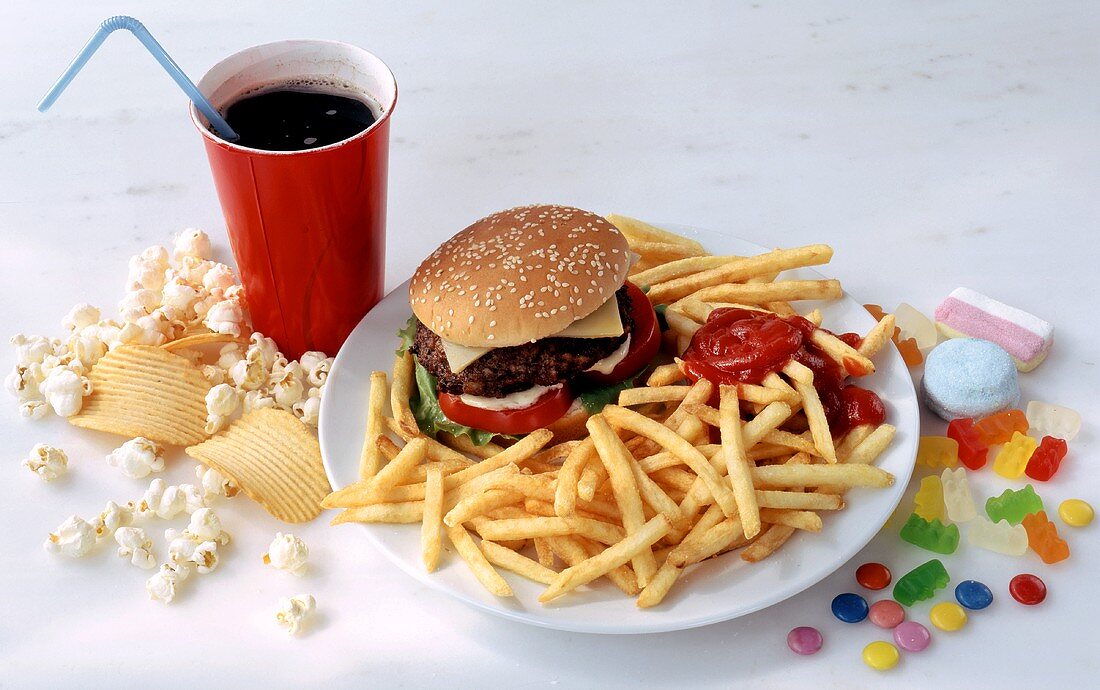 Fast-Food-Menü: Hamburger mit Pommes,Cola,Popcorn,Naschzeug