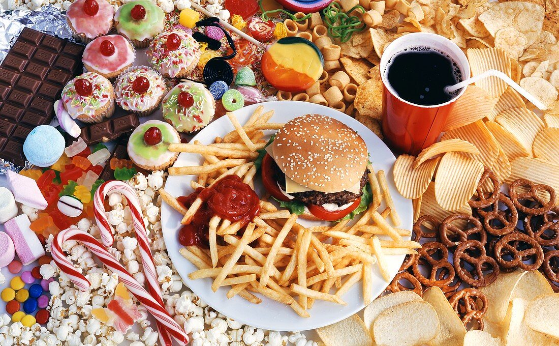 Hamburger,Pommes,Cola,Chips & Naschzeug für die Kinderparty