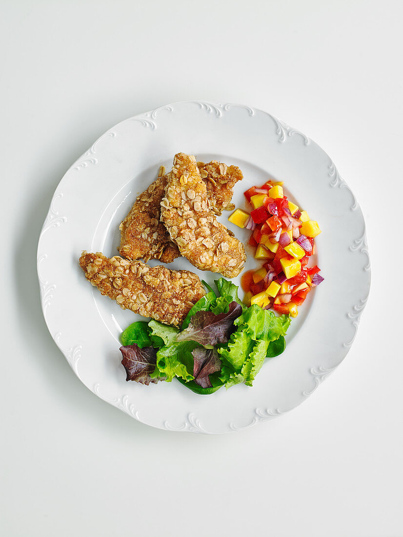 Hähnchenschnitzel mit Paprikasalsa und grünem Salat