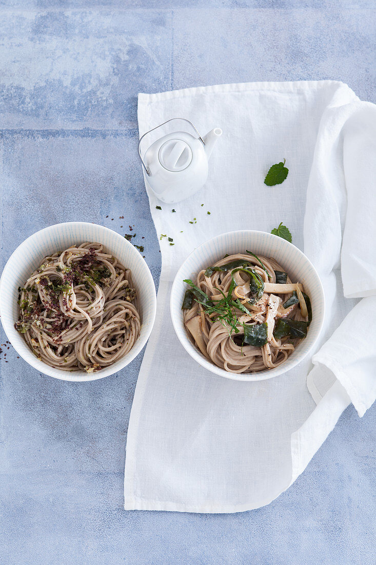 Soba-Nudeln mit Algen-Pesto