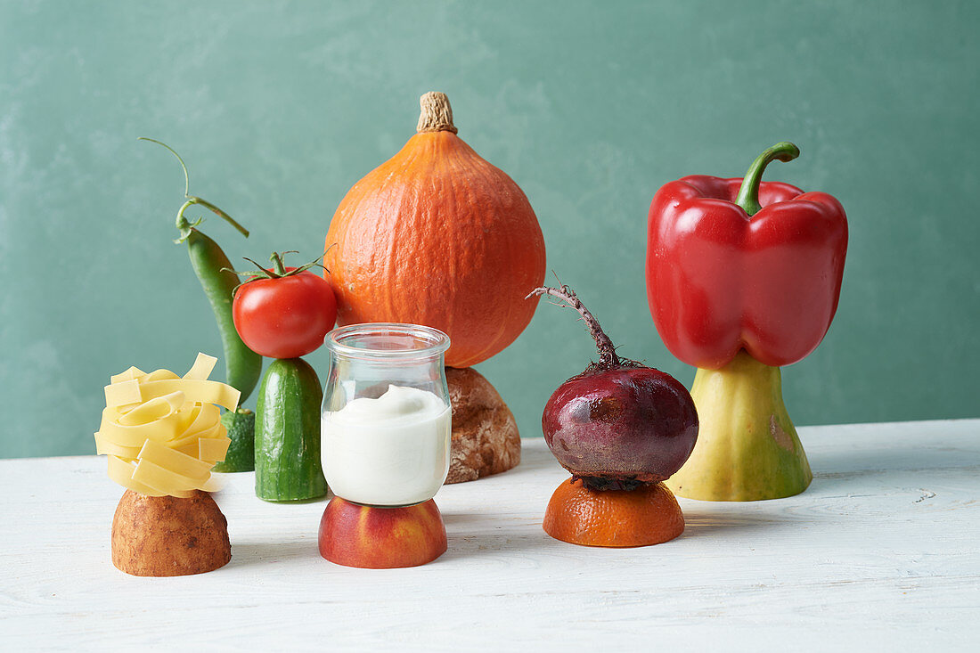 Stilleben mit Obst, Gemüse, Joghurt und Nudeln