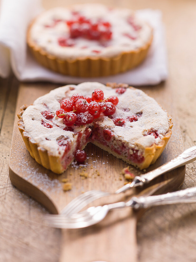 Mini redcurrant tartlets with nuts