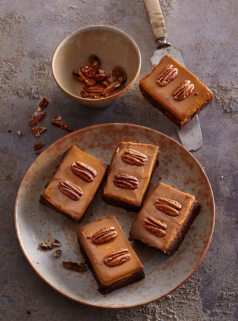 Karamell-Brownies mit Pekannüssen