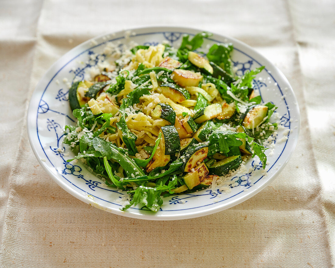 Nudeln mit Zucchini und Rucola