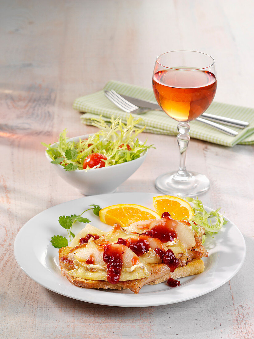 Überbackenes Putenschnitzel mit Birne, Camembert und Preiselbeeren