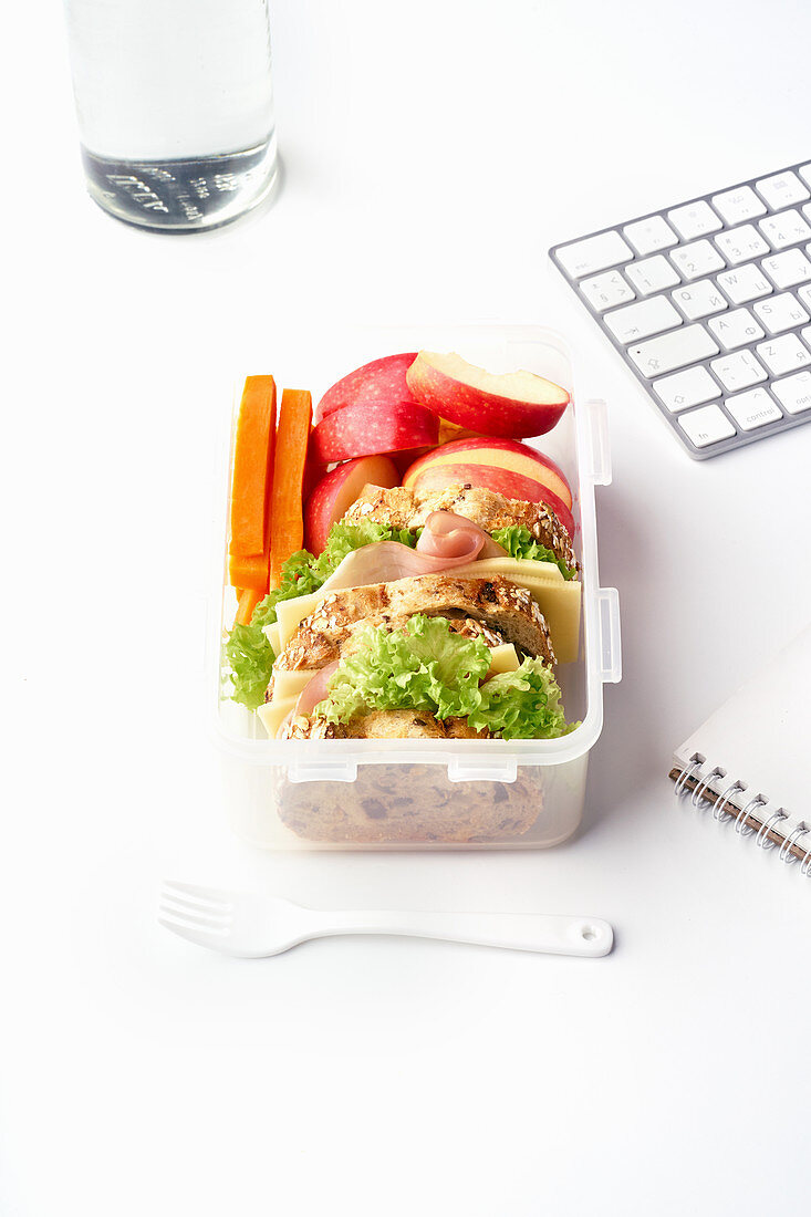 Lunchbox mit gesunder Mahlzeit aus Obst, Gemüse und Sandwich