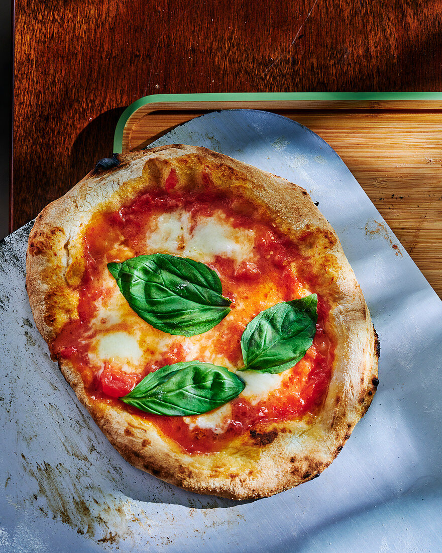 Pizza Margherita mit Basilikum