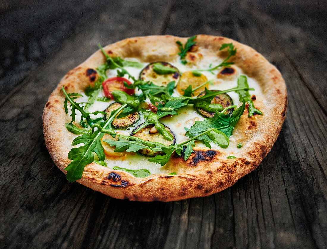 Pizza with courgette and rocket