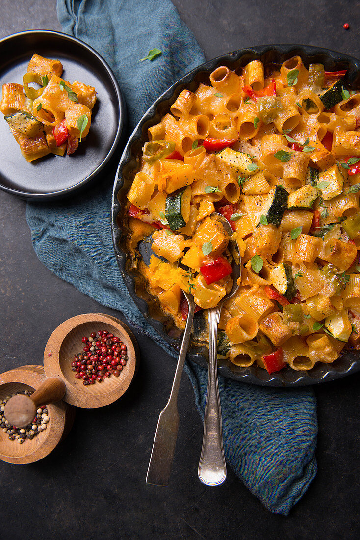 Vegan pasta bake with Hokkaido pumpkin, pepper and courgette