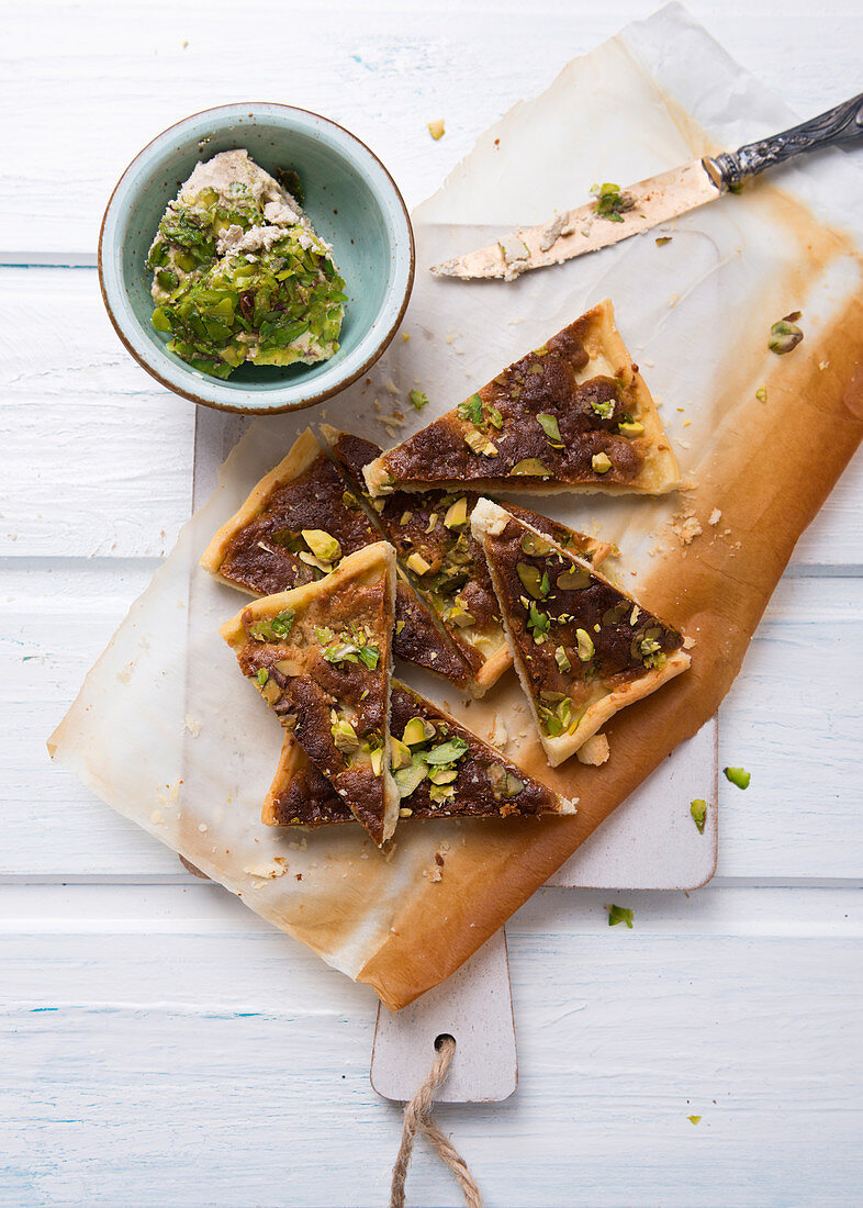 Shortcrust slices with vegan pistachio halva