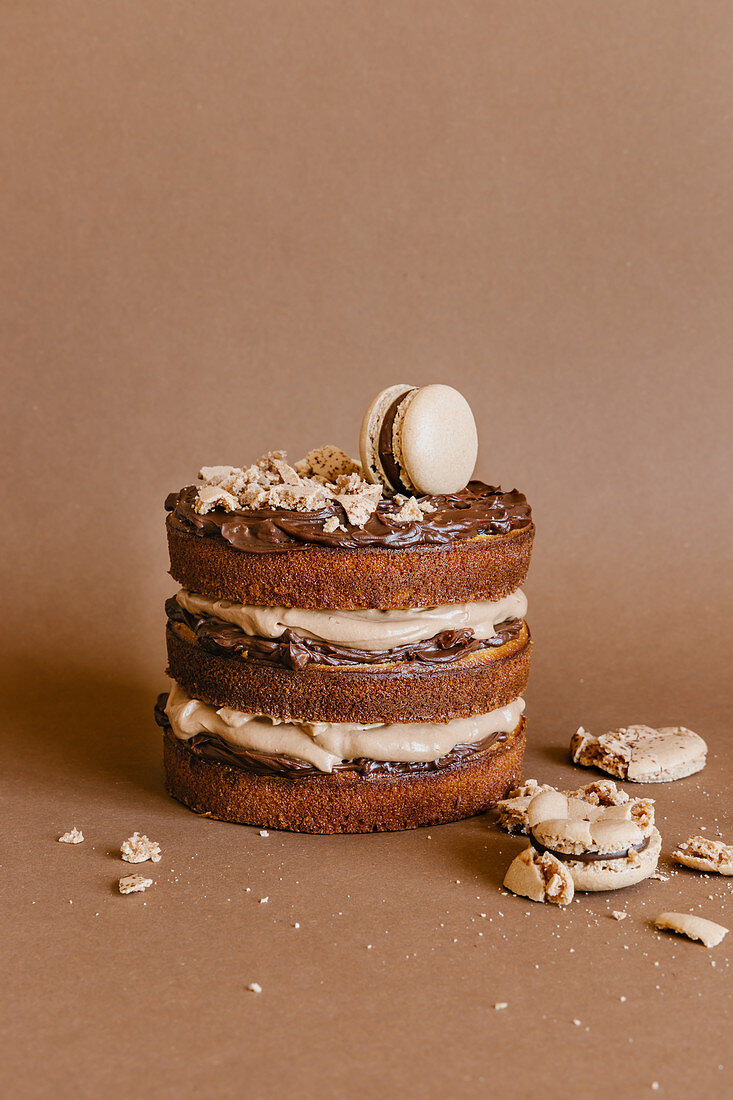 Chocolate mini cake with macarones